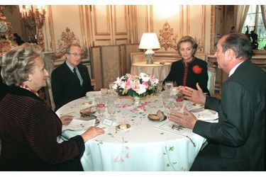 Jacques Chirac et son épouse Bernadette reçoivent le roi des Belges Albert II et son épouse la reine Paola à l&#039;Elysée en décembre 1997.