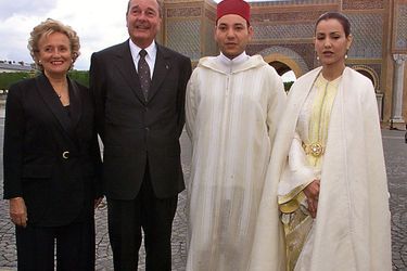Jacques Chirac et son épouse Bernadette avec le Sidi Mohammed - futur Mohammed VI du Maroc - et sa soeur Lalla Meryem, posant devant une réplique de la Porte Bab-el-Mansour de Meknès, à Paris en avril 1999.