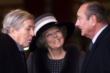 Jacques Chirac avec la reine Beatrix et son époux le prince Claus à l&#039;éaeroport de Maastricht, en février 2000.