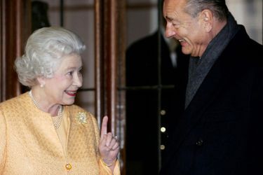 Jacques Chirac avec la reine Elizabeth II, célébrant le centenaire de l&#039;Entente cordiale, au château de Windsor en novembre 2004.