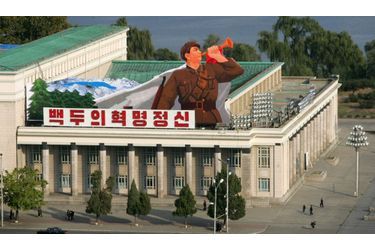 L&#039;armée est omniprésente sur les murs et les bâtiments de la capitale Pyongyang.