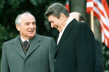 Mikhaïl Gorbatchev et Ronald Reagan à la Maison Blanche le 8 décembre 1987. 