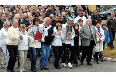 Samedi, plusieurs centaines d&#039;habitants d&#039;Istres se sont réunis pour une marche blanche afin de rendre hommage aux trois hommes qui ont été tués dans la rue jeudi. Proches, voisins et élus portaient une rose blanche.