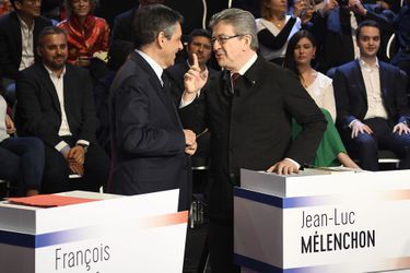 François Fillon et Jean-Luc Mélenchon échangent, mardi soir, sur le plateau du &quot;Grand débat&quot;, avant le début de l&#039;émission.