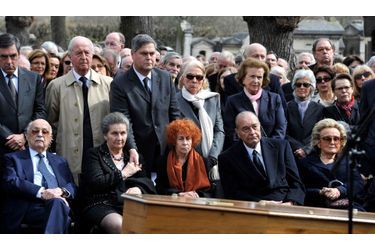 De nombreuses personnalités politiques dont les anciens président de la République Jacques Chirac et Nicolas Sarkozy ont assisté aux obsèques d&#039;Antoine Veil, le mari de Simone Veil, décédé à l&#039;âge de 86 ans. L&#039;enterrement a eu lieu au cimetière du Montparnasse, dans le 14e arrondissement de Paris.