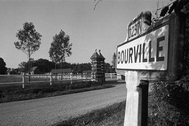 Un jour après la mort de l'acteur, une ville se nomme à présent "Bourville"... 