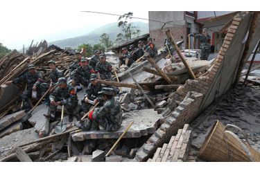 Un séisme de magnitude 6,6 a fait au moins 156 morts et environ 5500 blessés samedi dans une zone reculée et montagneuse du Sichuan, dans le centre de la Chine, rapportent les autorités chinoises. L&#039;épicentre a été localisé à Ya&#039;an, dans le comté de Lushan, à 12 km de profondeur, selon le centre américain de veille géologique (USGS), qui a parlé dans un premier temps d&#039;une magnitude de 7. En 2008, un séisme de 7,9 avait fait 70.000 morts dans cette région. La secousse de samedi, enregistrée à 08h02 (00h02 GMT), a été ressentie fortement à Chengdu, chef lieu de la province, qui se trouve à 140 km, et dans les provinces voisines. Elle a été suivie de nombreuses répliques, dont la plus violente a atteint 5,1 degrés.