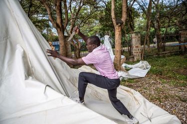 Un homme détruit les tentes de bureaux de votes, à Kisumu au Kenya, le 18 octobre 2017.