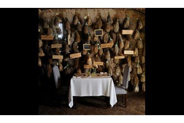 <br />
Demeure de caractère avec table gastronomique à Poesine Parmense, près de Parme, Italie. <br />
A. Ducasse :« Massimo Spigaroli est un poète du cochon. Et du parmesan. Et du vin, bien sûr. Et du miel et des légumes et des fruits… Si vous ne devez visiter la Romagne qu’une fois dans votre vie, c’est là que vous devez vous rendre. Assolutamente. » www.chateauxhotels.com<br />
  