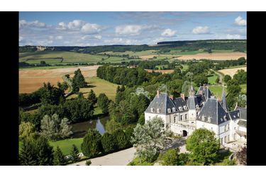 <br />
Face au village médiéval de Châteauneuf-en-Auxois, un château du 17e siècle transformé en hôtel de 22 chambres.<br />
 A. Ducasse : « A partir de cette magnifique demeure, rayonnez aux alentours pour (re)découvrir les trésors viticoles bourguignons. Du petit-déjeuner sur la terrasse jusqu’au dîner dans la grande salle à manger lumineuse, tout est parfait. » www.chateauxhotels.com<br />
  
