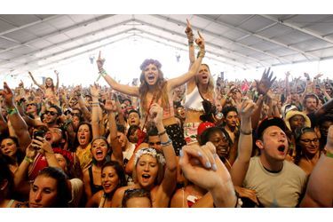 Le festival Coachella a terminé son premier week-end musical en beauté (du 12 au 14 avril) et reprendra de plus belle le week-end prochain. Les jeunes étaient au rendez-vous, avec des tenues toujours plus excentriques et hippie, une vraie pause fantaisie. Phoenix, Red Hot Chili Peppers, Foals, Yeah Yeah Yeahs, Vampire Weekend, Franz Ferdinand, James McCartney… les musiciens se sont succédé sous le soleil californien, pour le plus grand bonheur du public.
