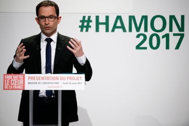 Benoît Hamon présentant son programme en conférence de presse, le 16 mars 2017 à Paris.