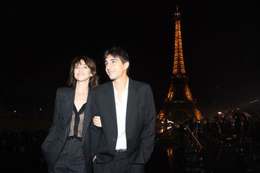Charlotte Gainsbourg et son fils Ben au défilé Saint Laurent, mardi à Paris