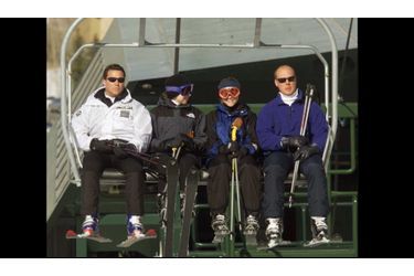 Chelsea au ski, en 1999, entourée de deux gardes du corps