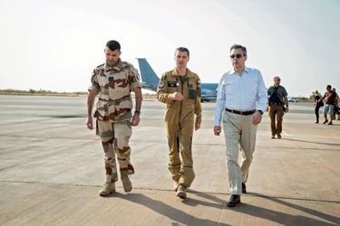 François Fillon avec le général François-Xavier de Woillemont, commandant de la force Barkhane, et le colonel Guillaume Thomas, chef du détachement aérien, à Niamey, le 19 décembre 2016.