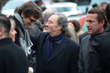 Hugo Gélin et Daniel Russo aux obsèques de Danièle Delorme à Paris