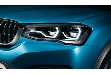 Les phares semblent marqués par l&#039;influence d&#039;Audi, même si les doubles optiques demeurent typiquement BMW.