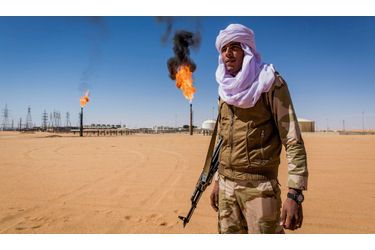 Un militaire de la Katiba Tenere patrouille devant la Akakus Oil Operations, le troisième site pétrolier de Libye.