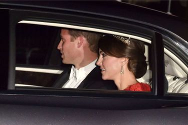 La duchesse de Cambridge Kate et le prince William arrivent à Buckingham Palace, le 20 octobre 2015