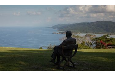 La statue de l’ami intime de Ian Fleming, Noël Coward. Le célèbre dramaturge anglais recevait les grands de ce monde dont la Reine Mère, dans son cottage à flanc de montagne. Face à lui, la plus belle vue de l’île. Son domaine a été racheté par Chris Blackwell qui veut en faire un Club House.