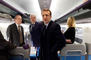 Emmanuel Macron, à bord d&#039;un train en direction de Lille, le 14 mars 2017. 