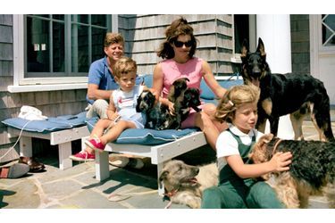 Le clan JFK à Cape Cod : Jackie tient d’un côté Clipper, le berger allemand, et ses deux chiots ; Caroline joue avec Charlie, le terrier gallois, elle est assise sur la patte de Shannon, l’irish spaniel ; et John enlace un cocker irlandais.