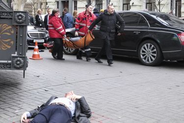Le corps de Denis Voronenkov au sol à Kiev, le 23 mars 2017.