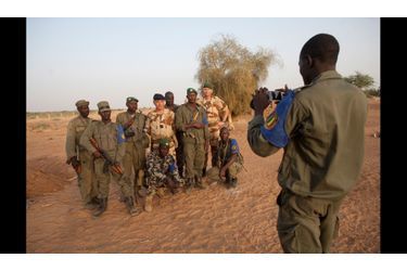 Les soldats maliens se font photographier avec le général français et son adjoint le colonel Mistral.