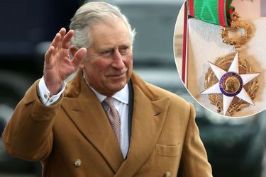Le prince Charles le 18 mars 2017. En médaillon : la décoration de commandeur de l'ordre du Mérite agricole qui lui a été remise.