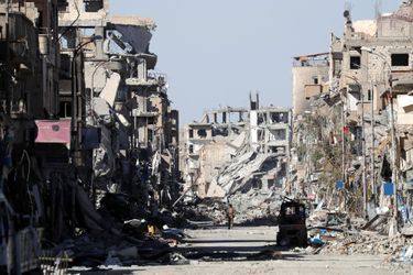 Scène de dévastation près de la place de l&#039;Horloge à Raqqa, le 18 octobre 2017.