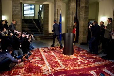 1er mars 2011, à Berlin : le ministre de la Défense, Karl-Theodor zu Guttenberg, vient d&#039;annoncer sa démission. Sa faute : il avait plagié sa thèse de doctorat.
