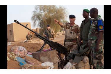 Visite surprise du général Barrera au checkpoint de la sortie nord de Gao, sur la piste qui mène à Bourem. C’est là que trois kamikazes se sont fait exploser il y a quelques semaines. Depuis, les soldats maliens ont installé une mitrailleuse lourde.