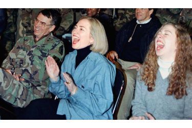 Comme ici, lorsqu’elle assistait avec sa mère à une représentation de Sheryl Crow sur une base américaine lors de leur déplacement en Bosnie en 1996 –et qu’un général s’était joint au show, les faisant éclater de rire.
