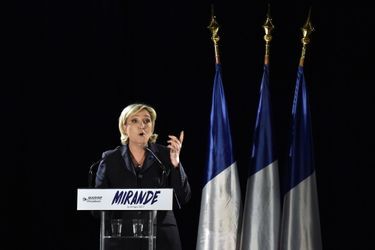 Marine Le Pen à Mirande, dans le Gers, jeudi soir.