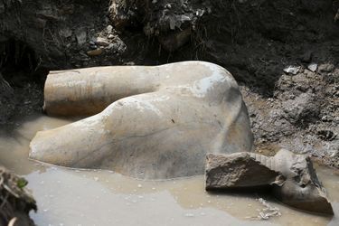 Un morceau du colosse, récemment découvert au Caire.