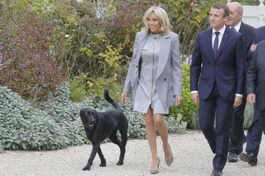 Emmanuel et Brigitte Macron accompagnés de Nemo le 27 septembre à l'Elysée.