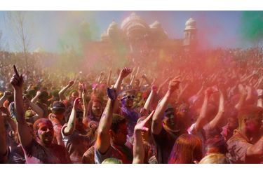 Comme chaque année, le Festival des couleurs a eu lieu à Spanish Fork dans l’Utah aux Etats-Unis. Cette manifestation, aussi connue sous le nom de Holi Festival, est organisée à l’occasion de la fête religieuse éponyme célébrée par les Hindous dans le monde, pour fêter l’arrivée du printemps. Pour l’occasion, des milliers de fidèles se réunissent peinturlurés de poudre de craie colorée.