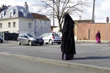 A Montreuil, à la sortie de la mosquée, après la prière du vendredi, une femme en sitar. 