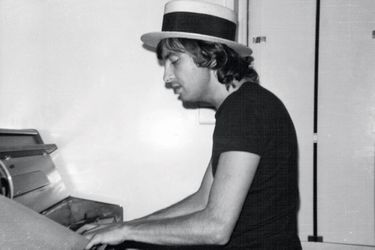 Yves Lecoq au piano, il y a quarante-deux ans. 