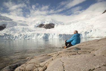 "Cette photo est emblématique. Nous l’avons prise lors de notre premier voyage ensemble en Antarctique. Ce que l’on ne voit pas sur cette photo, c’est qu’il y a un immense iceberg qui s’est effondré juste après. C’est un homme qui se penche sur son passé. L’Antarctique est sa passion de toujours. Claude Lorius est là où il aime être. Il y a aussi une vraie dimension contemplative."