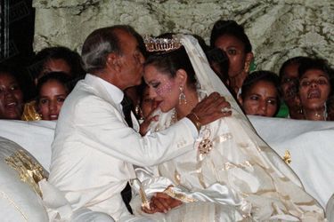Le roi Hassan II du Maroc et sa fille Lalla Hasnaa, lors de son mariage en septembre 1994.