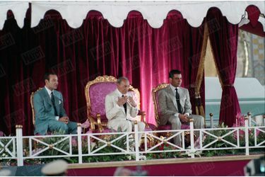 Le roi Hassan II du Maroc entouré de ses deux fils, le futur roi Mohammed VI (à g.) et Moulay Rachid, lors du mariage de sa fille Lalla Hasnaa, en septembre 1994.