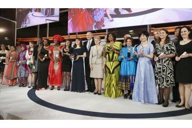 Les lauréates 2013 se sont réunies autour de Jean Paul Agon, P-DG L&#039;Oréal et d&#039;Irina Bokova, directrice générale de l&#039;Unesco le temps d&#039;une photo. Les cinq candidates honorées (avec leurs récompenses de gauche à droite) sont: Marcia Barbosa (Amérique latine), Deborah S. Jin (Amérique du Nord), Francisca Okeke (Afrique et États Arabes), Pratibha L. Gai (Europe) et Reiko Kuroda (Asie-Pacifique).