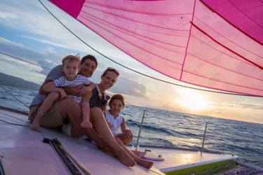 La famille d&#039;Alain Colas. Dans la baie de Matavai, à bord du catamaran d’un ami, Torea, Emily et leurs enfants, Tamatea et Moeava.