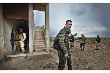 Mars 2015, à la frontière nord de la Syrie, à 150 kilomètres à l’est de Kobané. William (au premier plan) se rend régulièrement sur ce poste avancé de la ligne de front. Blessé à la hanche en janvier lors d’un entraînement, il s’occupe pour l’instant du ravitaillement.