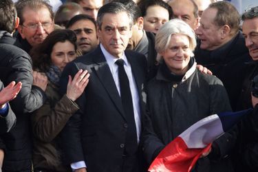 Marie Fillon, à gauche de son père, le 5 mars lors du grand rassemblement au Trocadero. 