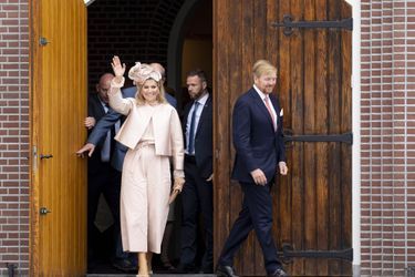 La reine Maxima, en total look rose poudré, et le roi Willem-Alexander des Pays-Bas à Hoogeveen, le 18 septembre 2019
