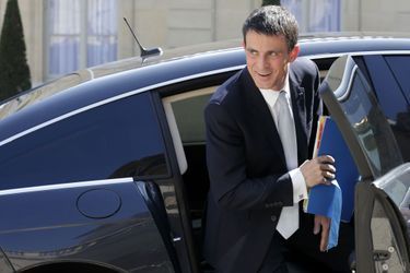 Manuel Valls dans la cour de l&#039;Elysée, le 8 avril.