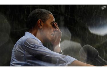 Le président américain Barack Obama s&#039;essuie le visage sous une pluie diluvienne lors d&#039;un meeting de campagne en Virginie.