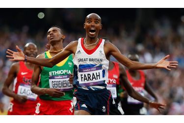 Le Britannique Mo Farah est fou de joie alors qu&#039;il vient de remporter le 5000m aux Jeux Olympiques de Londres.